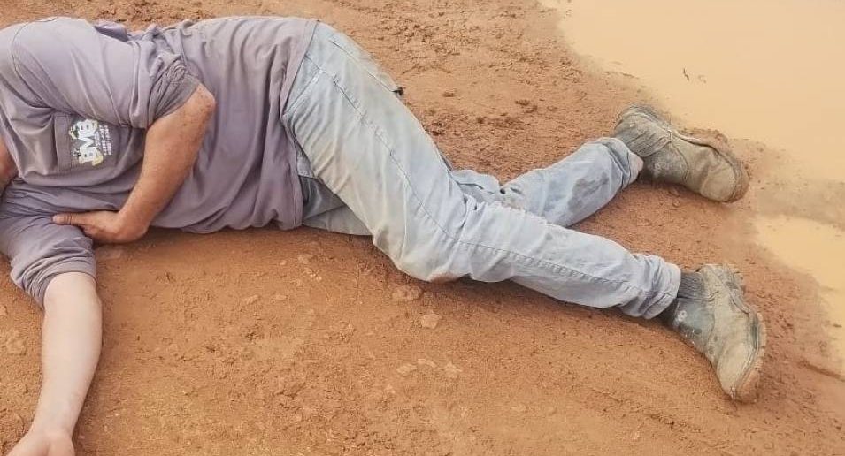Homem é achado desacordado após possível queda de motocicleta em rua
