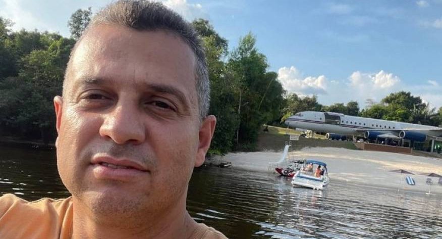 Motorista morre carbonizado após carreta tombar e pegar fogo em estrada rural