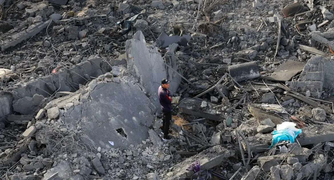 Ataques israelenses em Gaza matam ao menos 60 pessoas durante negociações de cessar-fogo e visita de Trump ao Oriente Médio