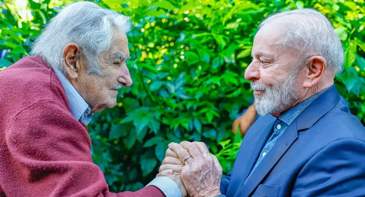 Lula participa de velório de José Mujica em Montevidéu após retorno da China