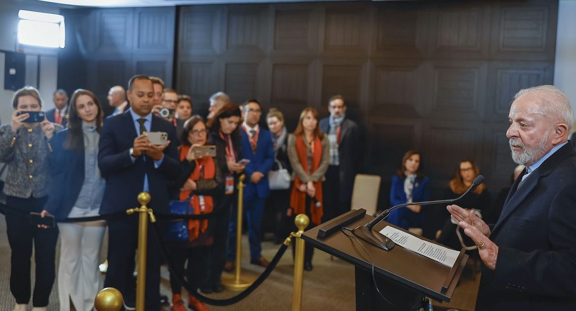 Lula reafirma compromisso do Brasil pela paz na Ucrânia e critica militarização mundial durante visita à Rússia
