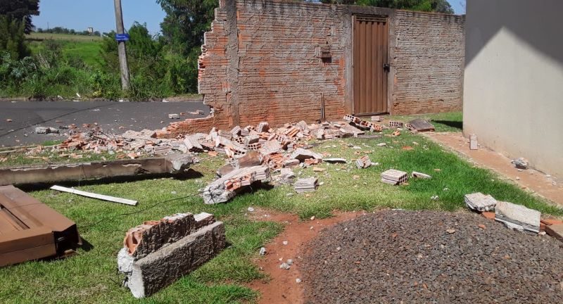 Muro de residência é destruído em possível colisão durante a madrugada