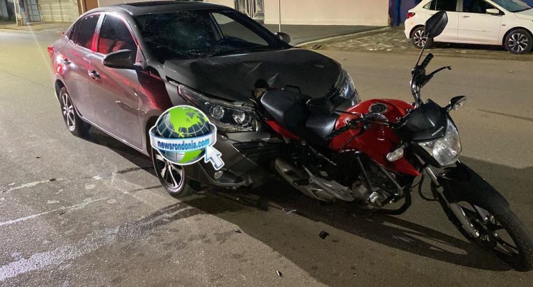 Moto fica engatada em carro durante acidente com dois feridos na capital