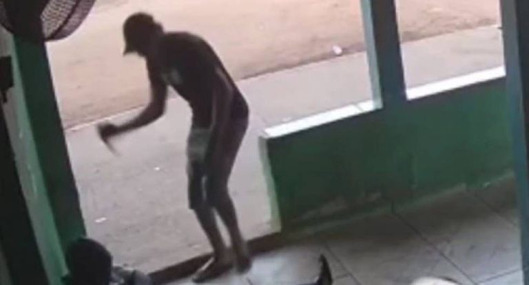 Homem é esfaqueado por ex-enteado dentro de bar; agressor foi preso em flagrante