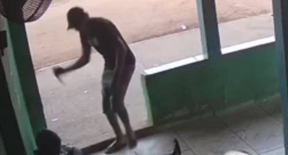 Homem é esfaqueado por ex-enteado dentro de bar; agressor foi preso em flagrante