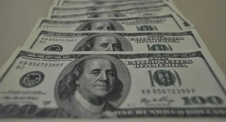 Dólar sobe para R$ 5,68 com dados fortes da economia dos EUA