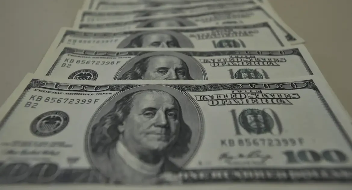 Dólar sobe para R$ 5,68 com dados fortes da economia dos EUA