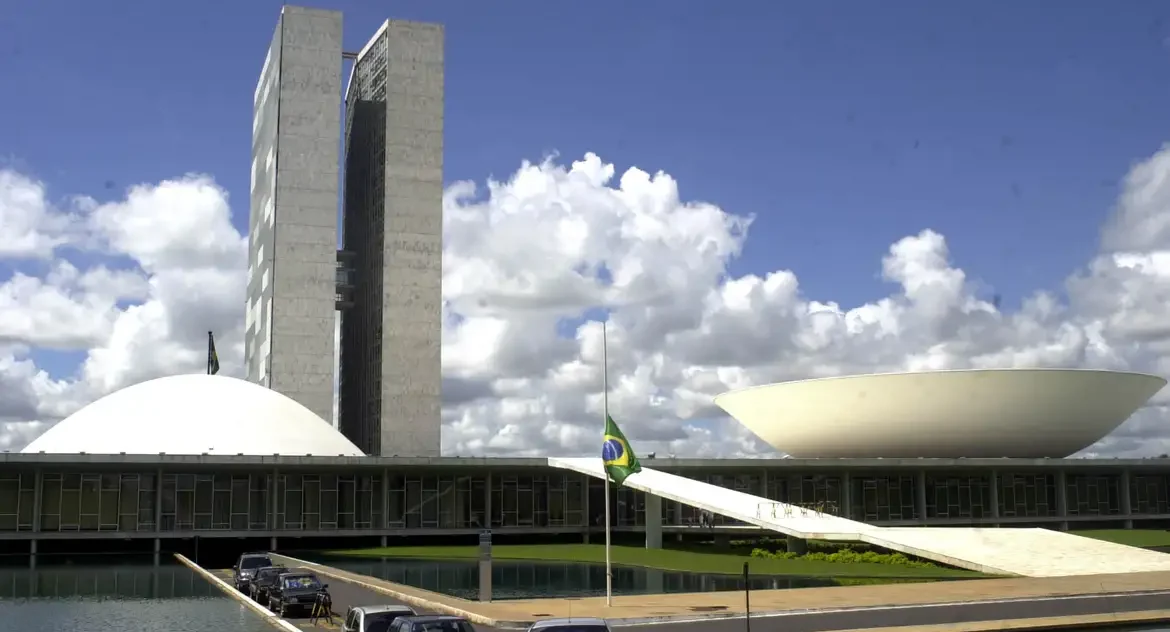 Senado aprova em comissões novo marco do licenciamento ambiental com flexibilização de regras e críticas por retrocesso ambiental