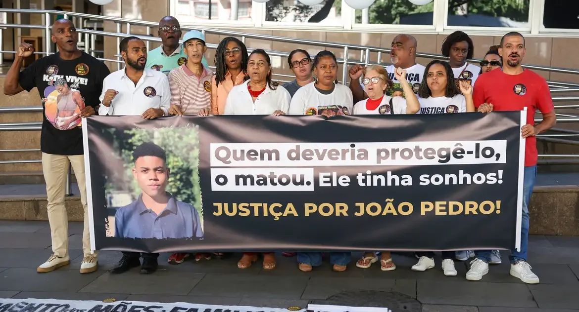 Família de João Pedro e defensores protestam no TJ-RJ e pedem júri popular para policiais absolvidos pela morte do adolescente