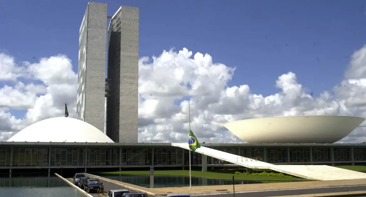 Senado aprova projeto que flexibiliza regras do licenciamento ambiental e enfrenta críticas de especialistas e ambientalistas