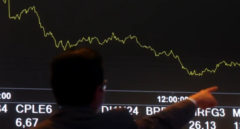 Ibovespa fecha acima dos 140 mil pontos pela primeira vez na história; dólar sobe 0,26%