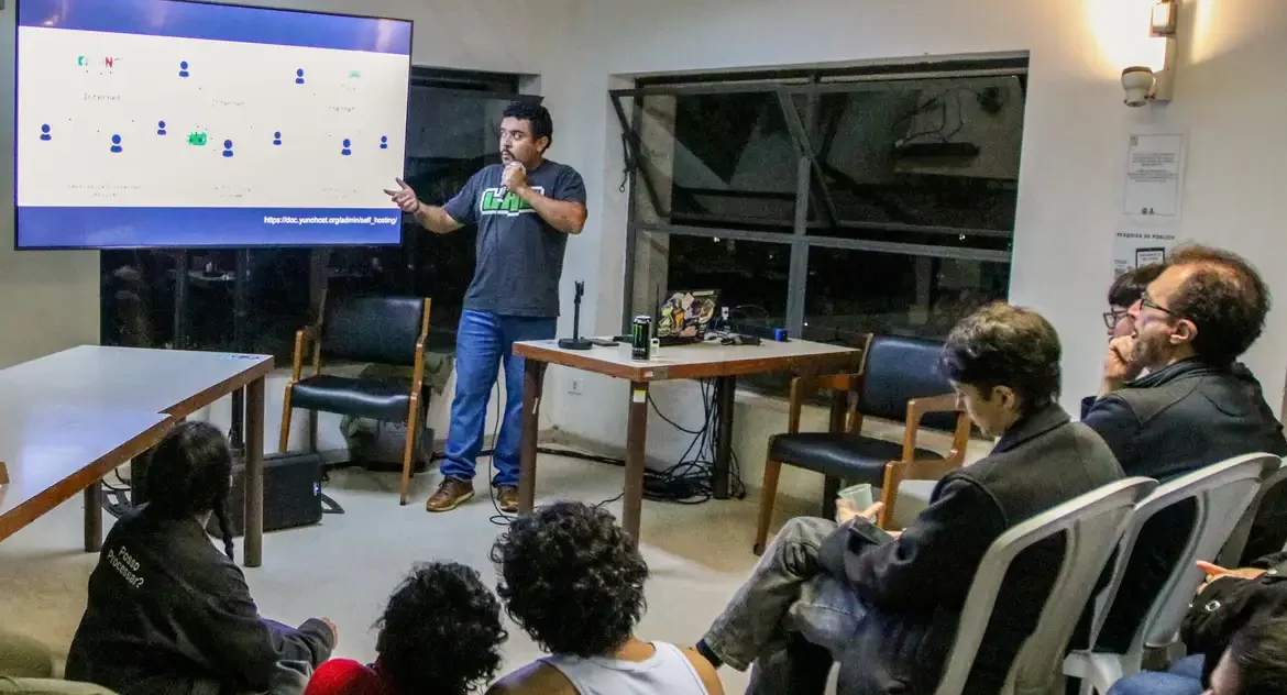 Ativistas debatem resistência digital diante de IA e plataformização
