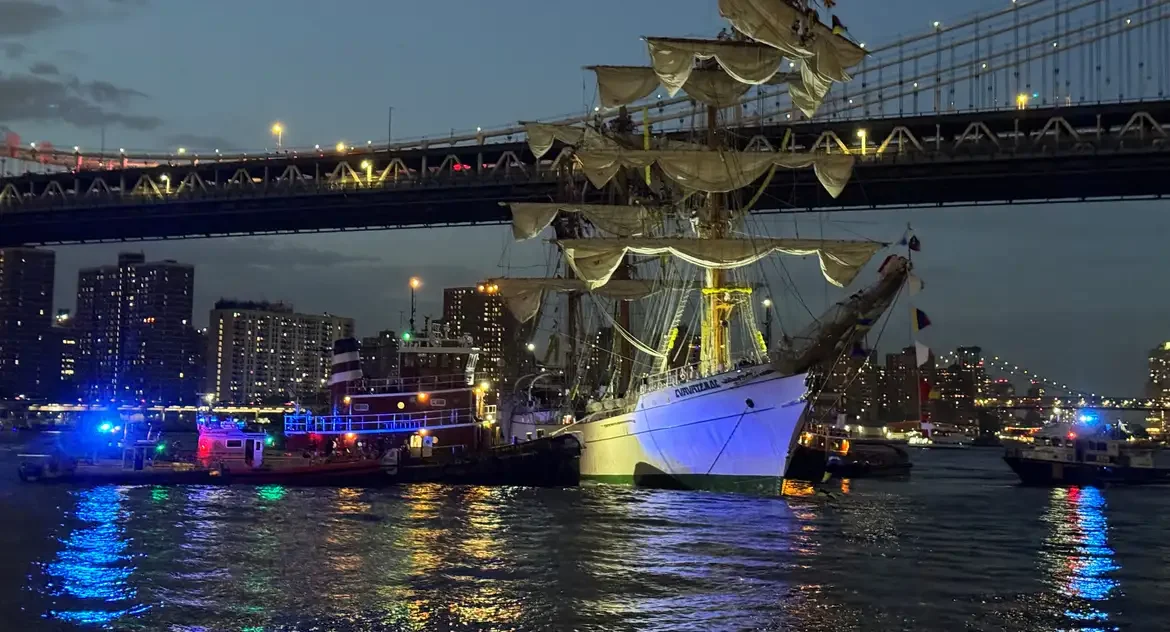 Veleiro da Marinha do México colide com ponte do Brooklyn, deixando dois mortos e dezenas de feridos