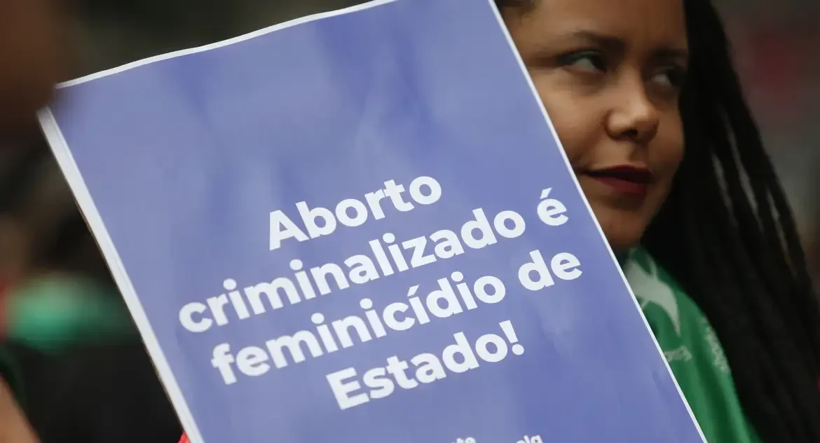 Brasil registrou quase 14 mil casos de gravidez infantil em 2023, mas apenas 1% das meninas acessaram aborto legal