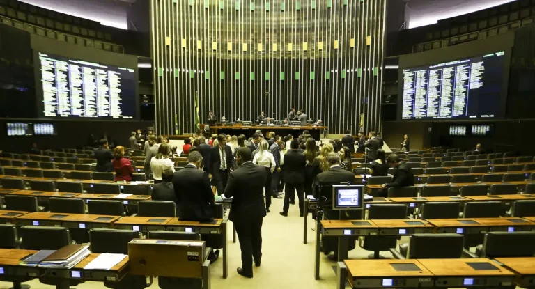 Projeto que amplia número de deputados federais entra na pauta da Câmara em resposta a exigência do STF