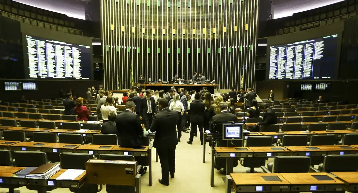 Projeto que amplia número de deputados federais entra na pauta da Câmara em resposta a exigência do STF