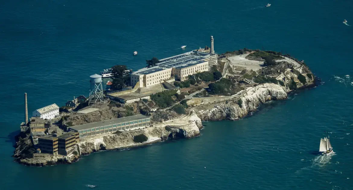 Trump anuncia plano de reabrir prisão de Alcatraz para abrigar criminosos violentos