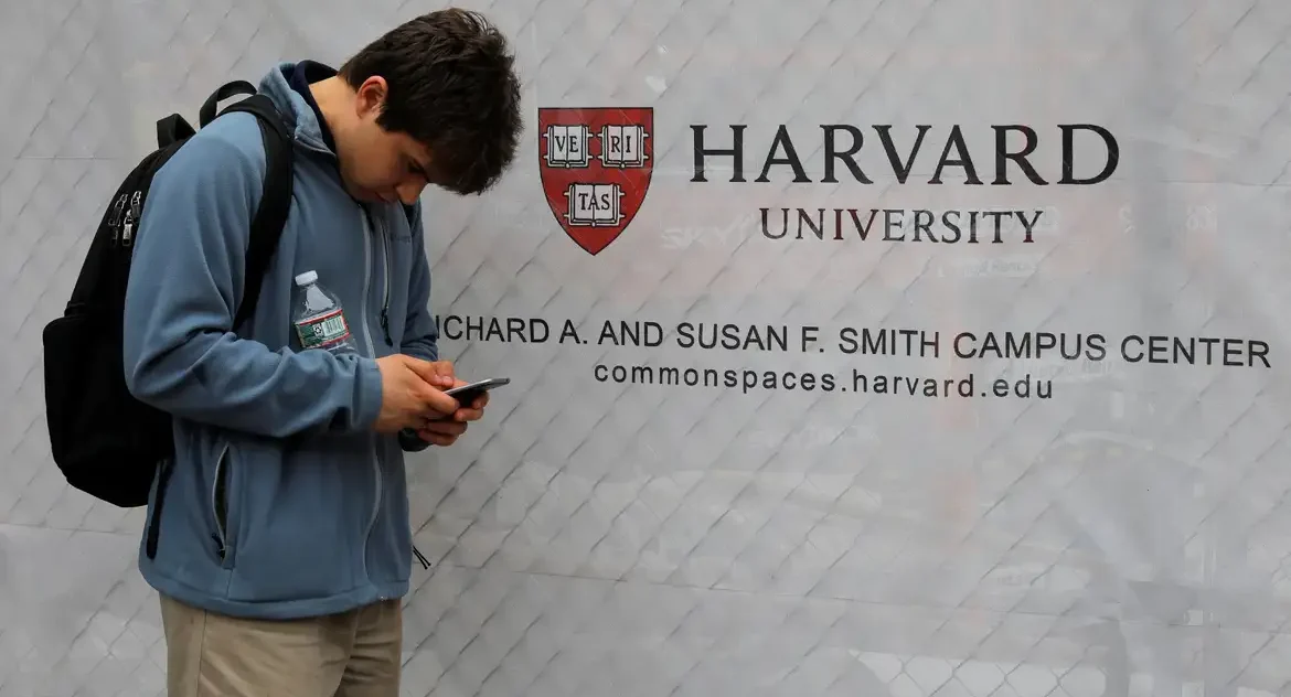 Governo Trump revoga autorização para Harvard receber estudantes internacionais e exige transferência dos já matriculados