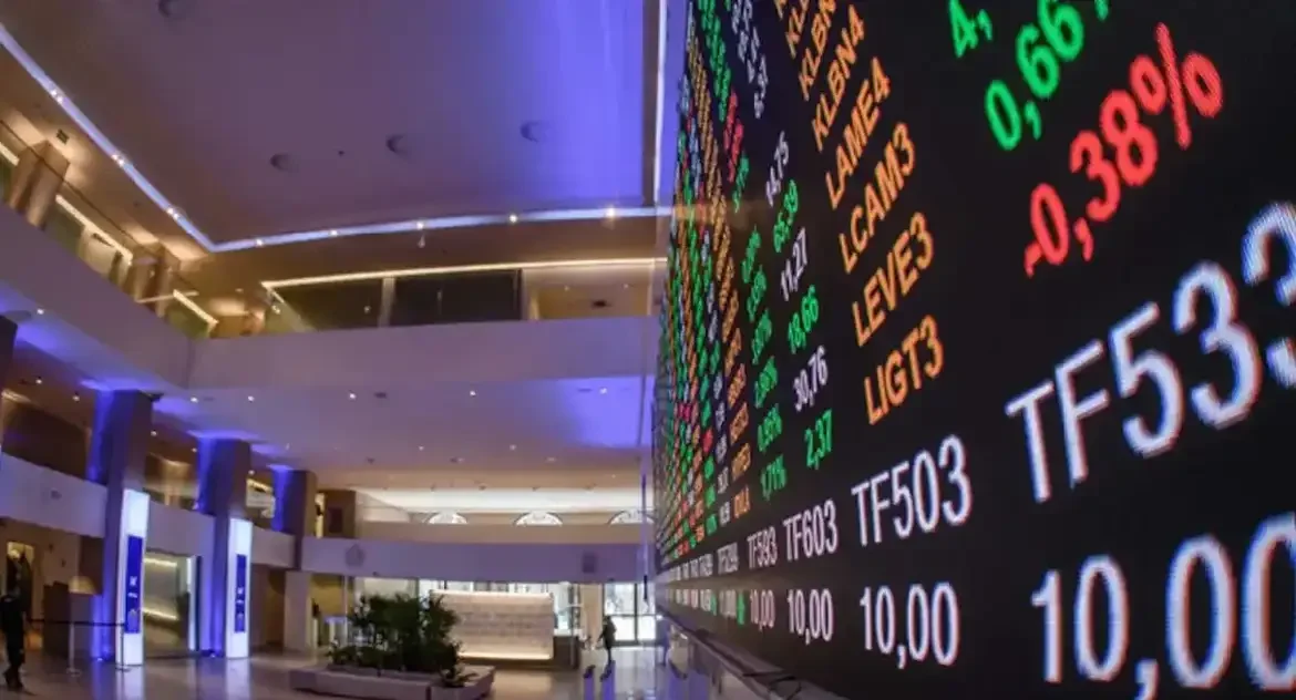 Ibovespa bate novo recorde histórico acima de 140 mil pontos; dólar recua após rebaixamento da dívida dos EUA