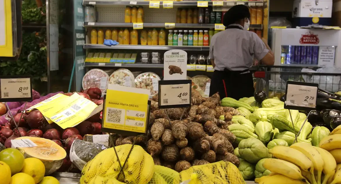 Contratos de trabalho por hora em supermercados aumentam precarização