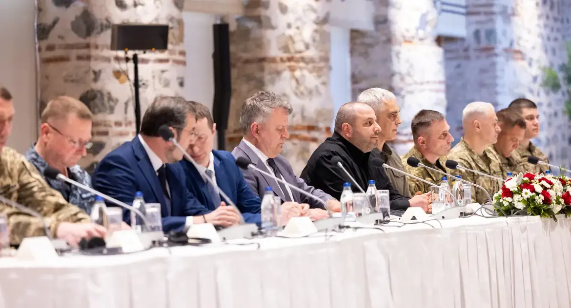 Negociações de paz entre Ucrânia e Rússia têm início em Istambul com mediação da Turquia e dos EUA, mas sem líderes e com expectativas baixas