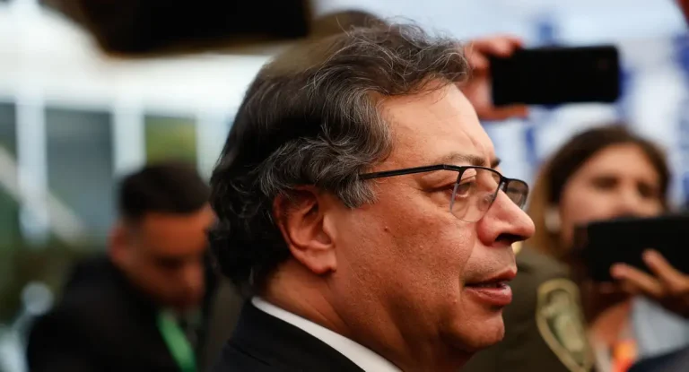 Presidente da Colômbia convoca mobilização e propõe greve geral após Senado rejeitar consulta sobre reformas sociais