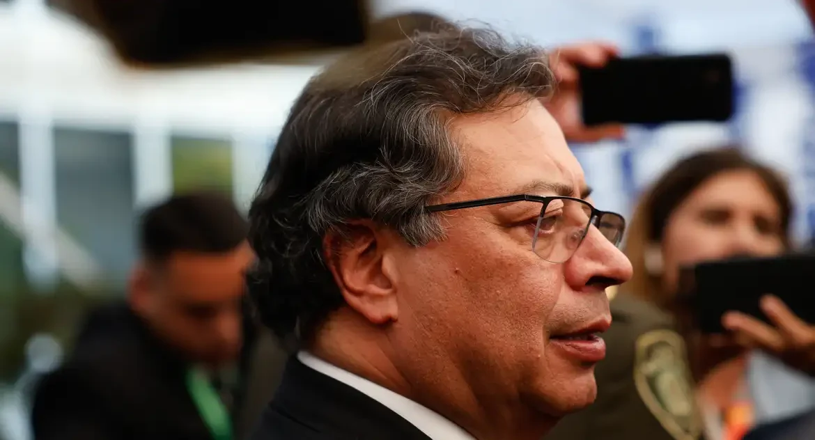 Presidente da Colômbia convoca mobilização e propõe greve geral após Senado rejeitar consulta sobre reformas sociais