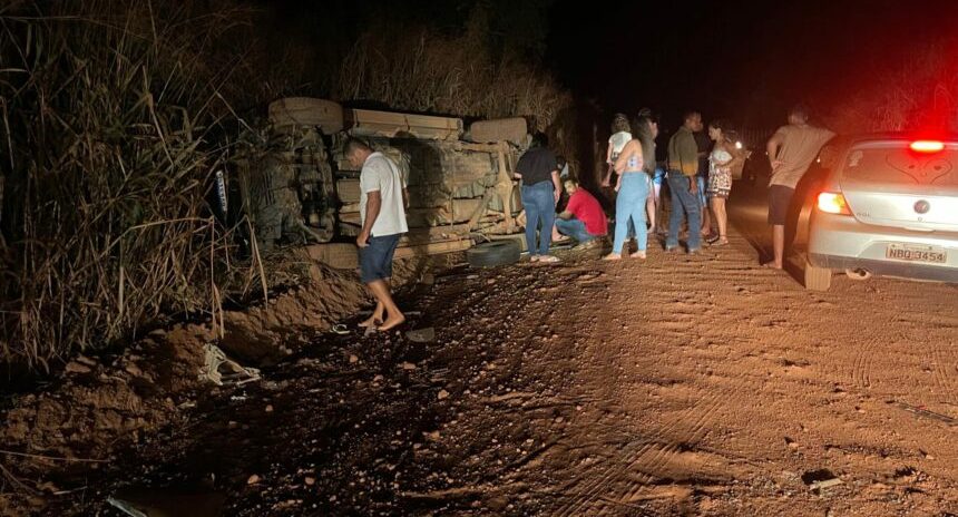 Veículo capota na zona rural; ocupantes sofrem apenas ferimentos leves
