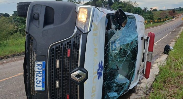 Ambulância de Vale do Anari tomba na BR perto de Machadinho D’Oeste