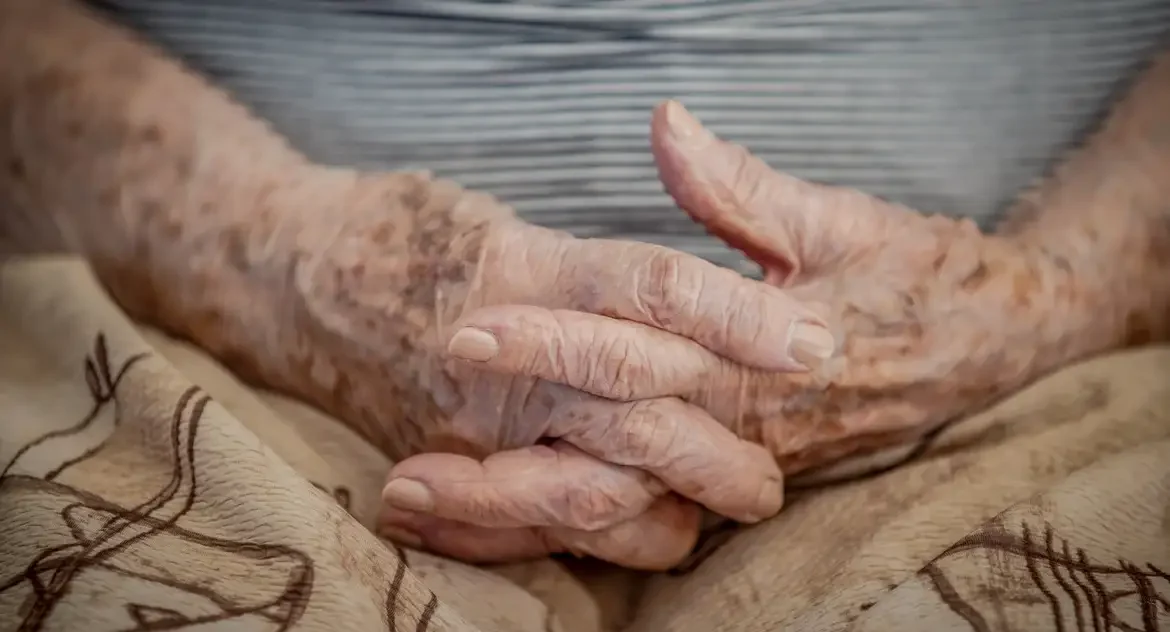 Estudo revela subdiagnóstico de demência em idosos hospitalizados e propõe triagem simples para melhor cuidado clínico
