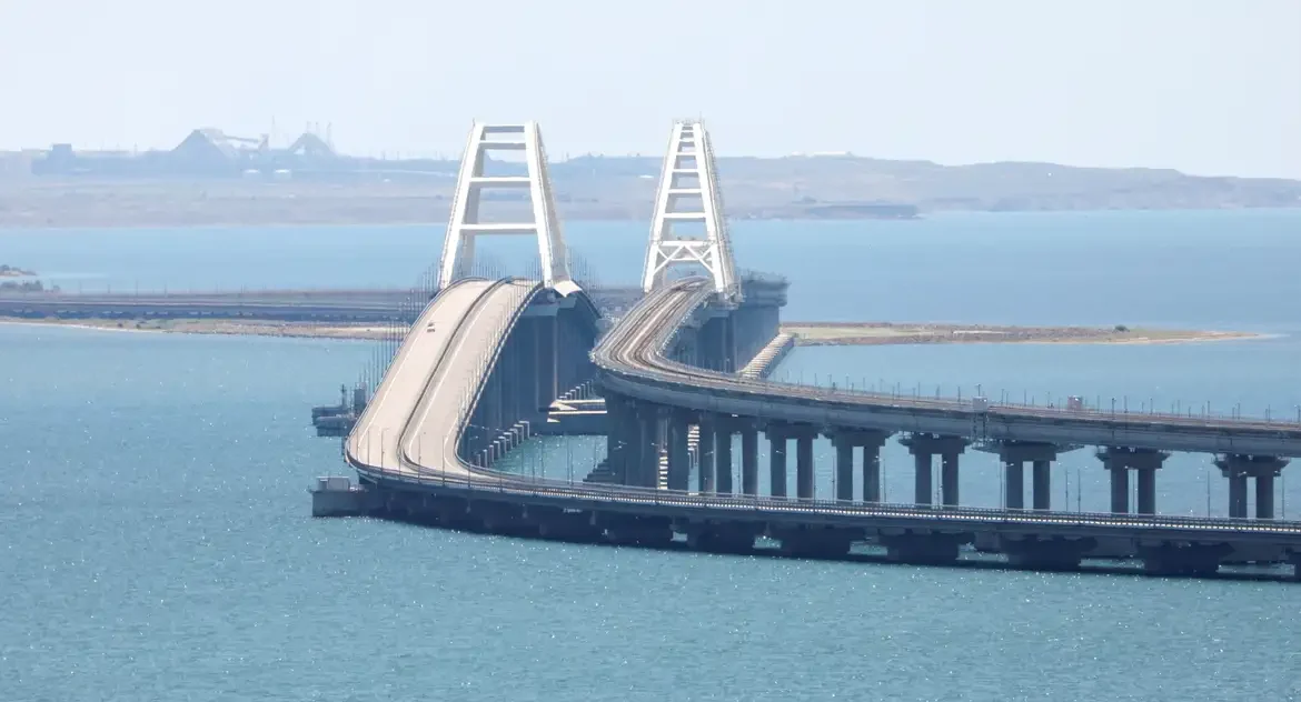Ponte da Crimeia é fechada por autoridades russas após ataque ucraniano que danificou fundações da estrutura