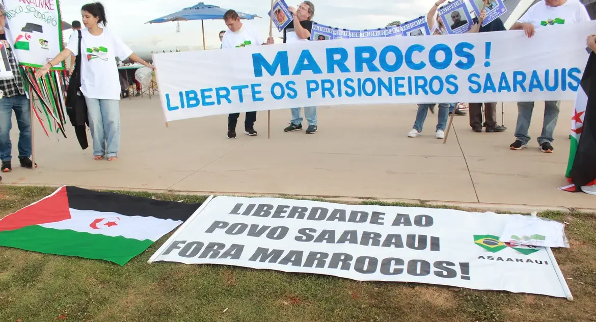 Reino Unido passa a apoiar plano de autonomia limitada do Marrocos para o Saara Ocidental, alterando postura histórica sobre o conflito