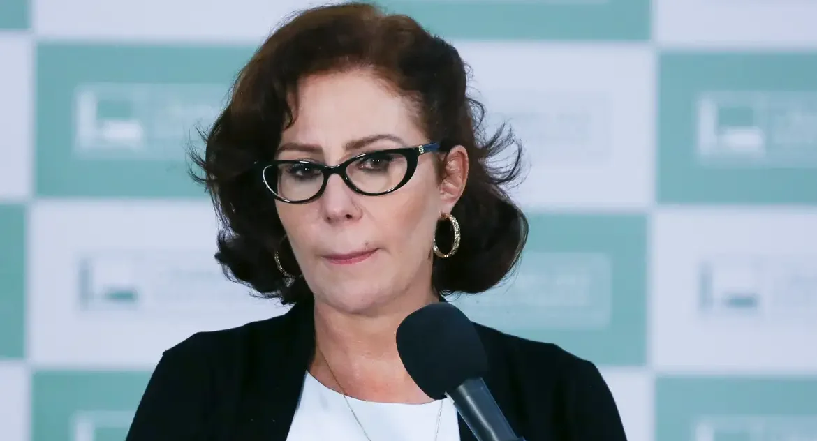 PGR pede prisão de Carla Zambelli ao STF após saída do país; deputada foi condenada por invasão ao sistema do CNJ