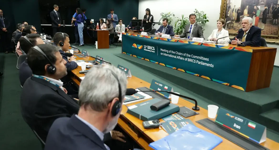 Parlamentares do Brics criticam tarifas unilaterais dos EUA e defendem multilateralismo em fórum sediado pelo Brasil