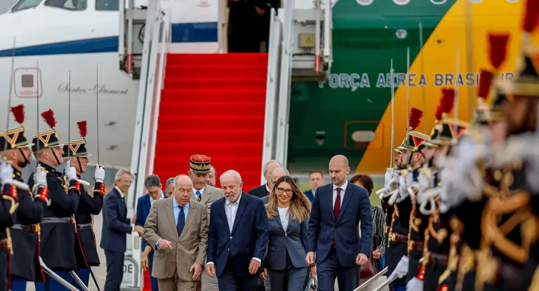 Lula chega a Paris para visita de Estado e agenda de cooperação bilateral com França, incluindo acordos em vacinas, defesa e clima