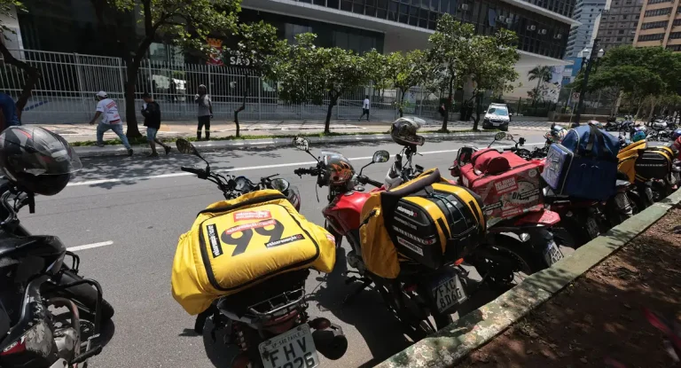 Lula anuncia estudo de crédito para entregadores comprarem motos e áreas de descanso para caminhoneiros em novas concessões