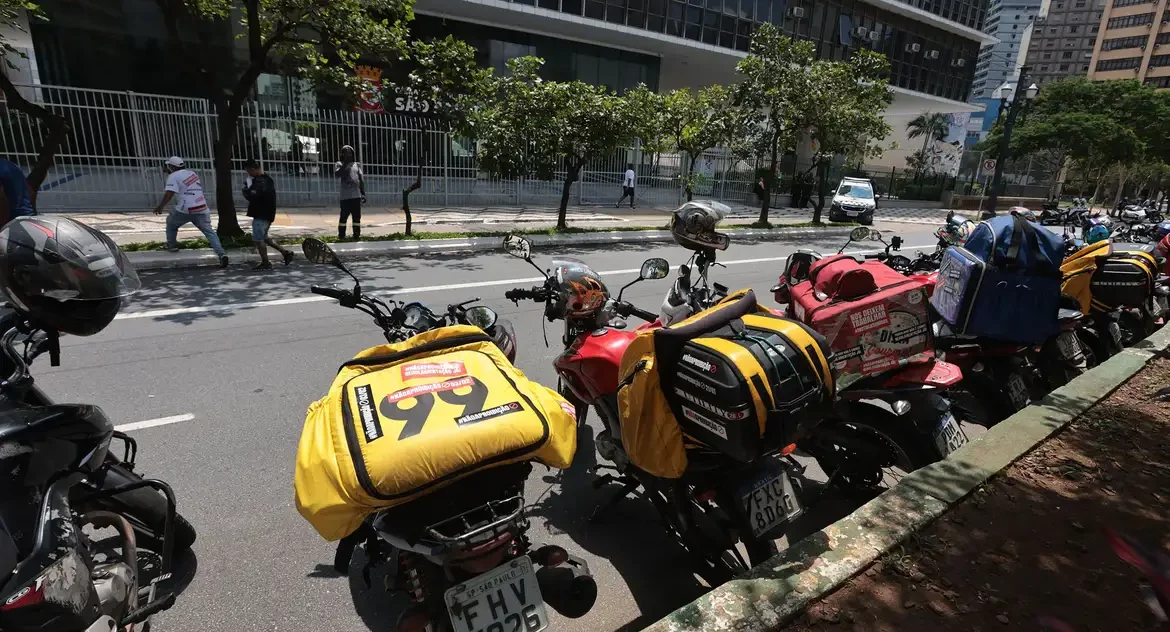 Lula anuncia estudo de crédito para entregadores comprarem motos e áreas de descanso para caminhoneiros em novas concessões