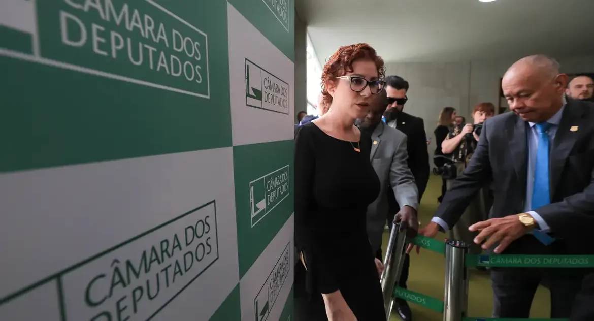 Moraes determina inquérito e prisão de Zambelli por tentativa de obstrução e fuga do país