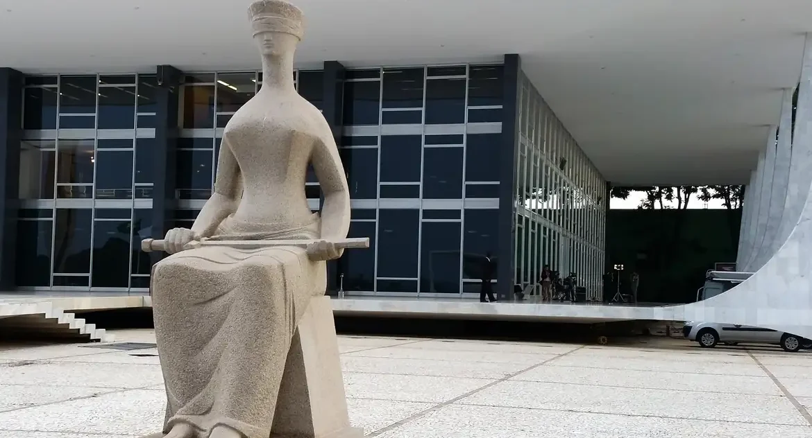 STF marca julgamento de recurso de Carla Zambelli para 6ª feira; deputada foi condenada a 10 anos de prisão por invasão ao sistema do CNJ