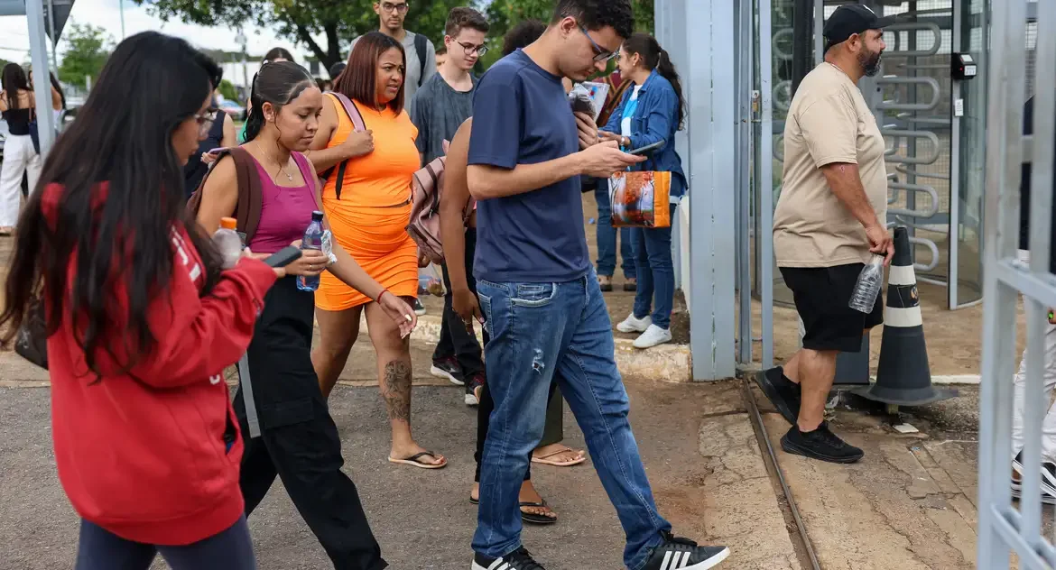 Inscrições para o Enem 2025 encerram nesta sexta; cerca de 900 mil isentos recebem alerta para não pagar taxa de R$ 85