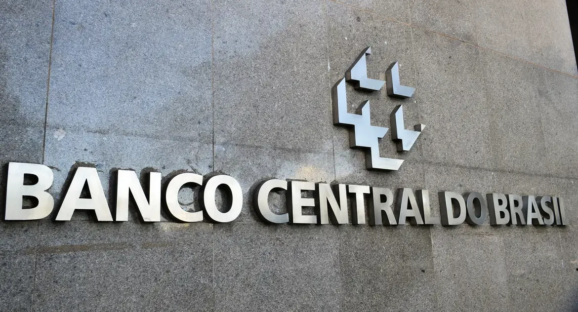 Copom prevê Selic a 15% por "período prolongado" para conter inflação e demanda elevada