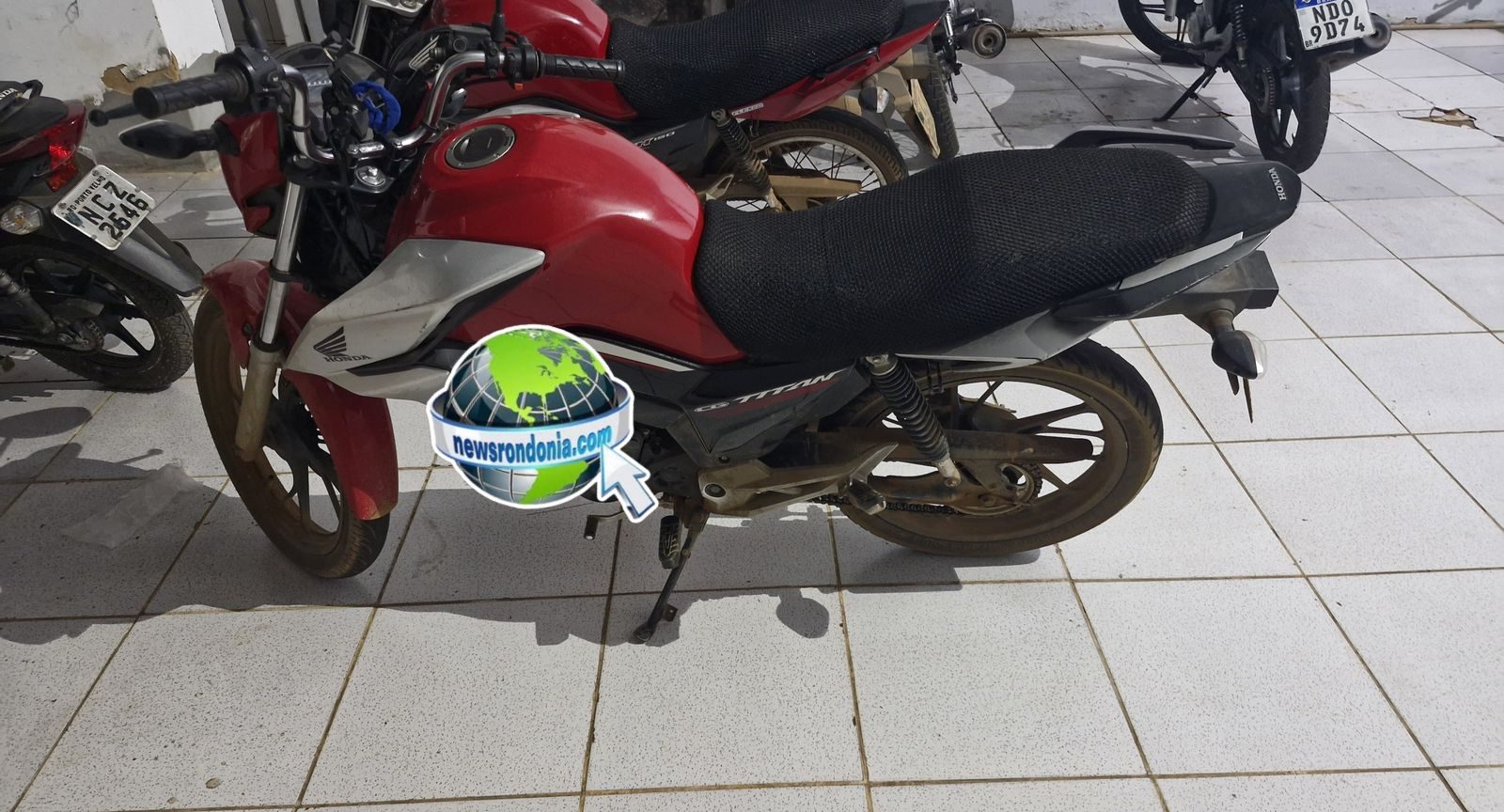 Primos são presos enquanto tiravam rastreador de moto furtada em matagal na zona sul
