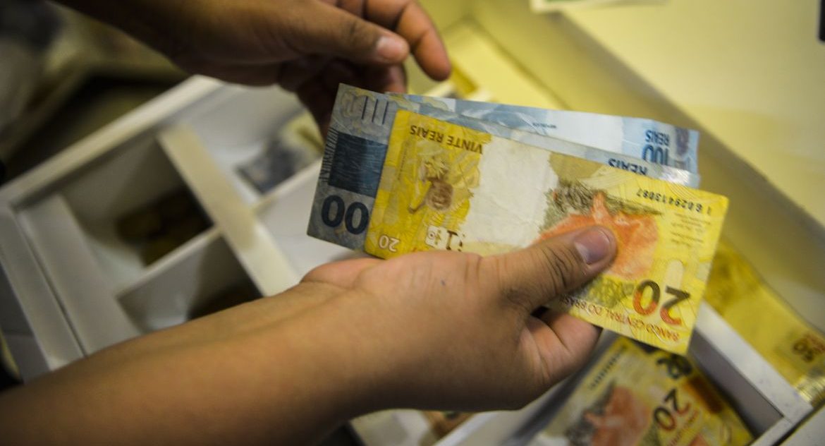 Rendimento médio dos brasileiros atinge recorde de R$ 3.270 no 4º trimestre de 2024, mas desigualdade persiste