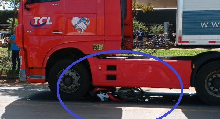 Motociclista escapa de ser esmagado por carreta na BR-364