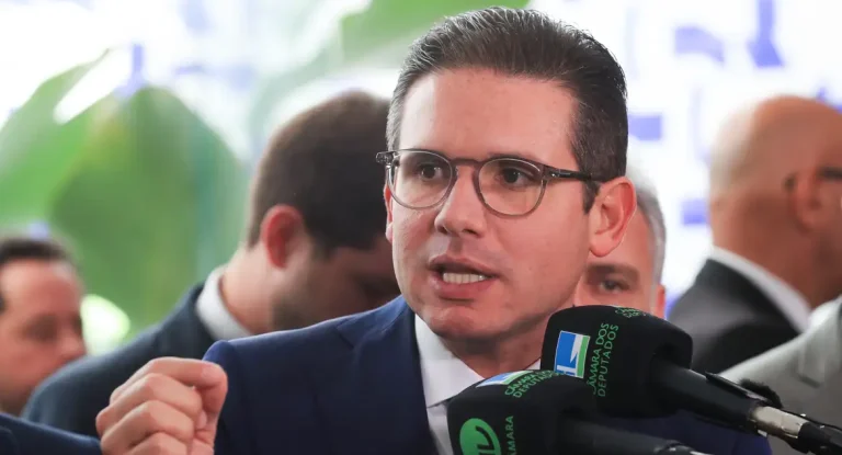 Câmara cumprirá decisão do STF e cassará mandato de Carla Zambelli sem votação em plenário, diz presidente Hugo Motta