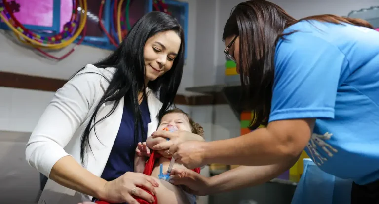 Vacinação no Brasil enfrenta desafios de cobertura e desigualdades regionais, aponta anuário VacinaBR