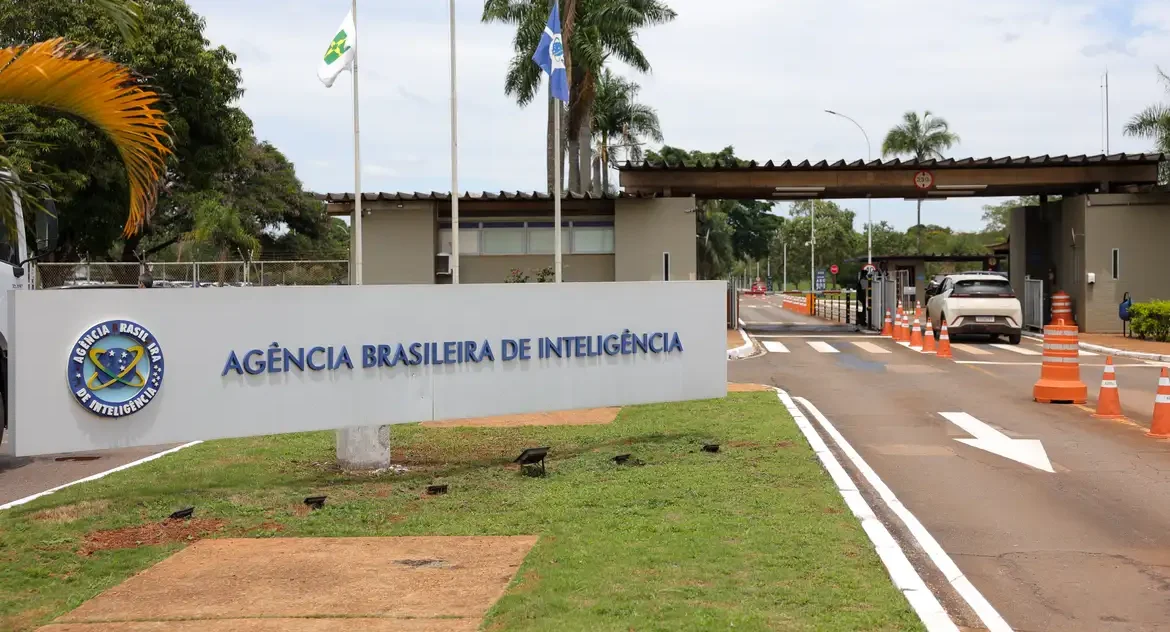 PF indicia Carlos Bolsonaro e Alexandre Ramagem por esquema de espionagem na Abin
