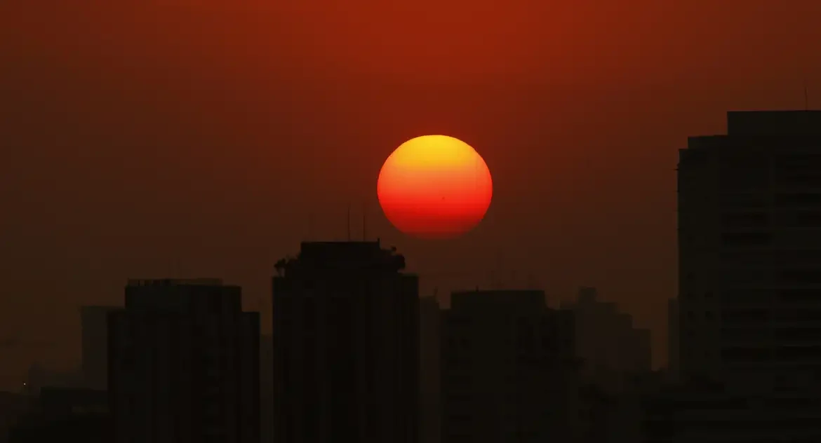 Pesquisa em 10 capitais revela que calor excessivo e poluição do ar são os principais impactos das mudanças climáticas para internautas brasileiros