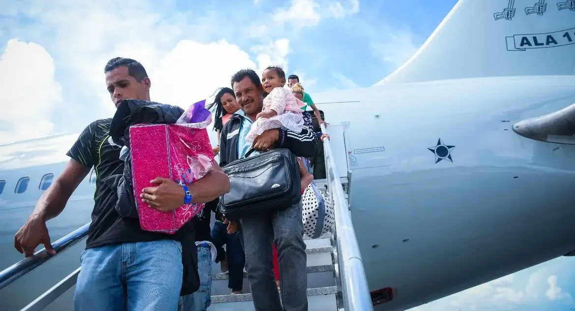 Brasil atinge quase 1 milhão de estrangeiros e naturalizados em 2022, maior número em 42 anos, com venezuelanos liderando imigração
