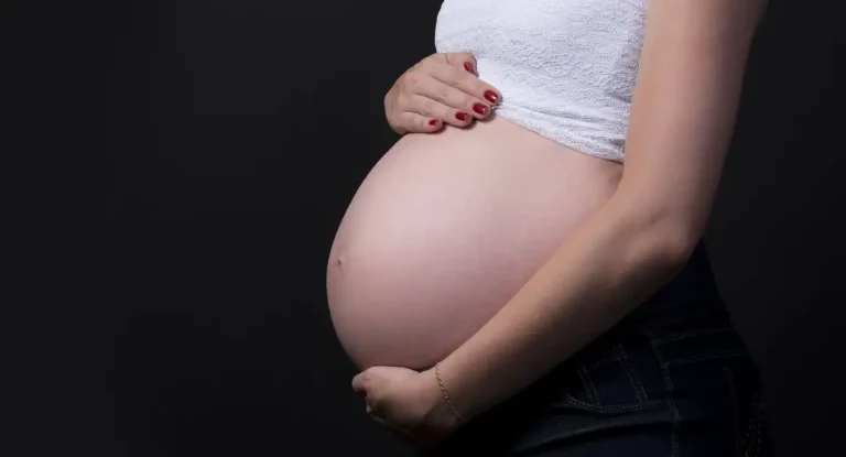 Censo 2022: Taxa de fecundidade no Brasil atinge mínima histórica de 1,55 filhos por mulher e maternidade é adiada